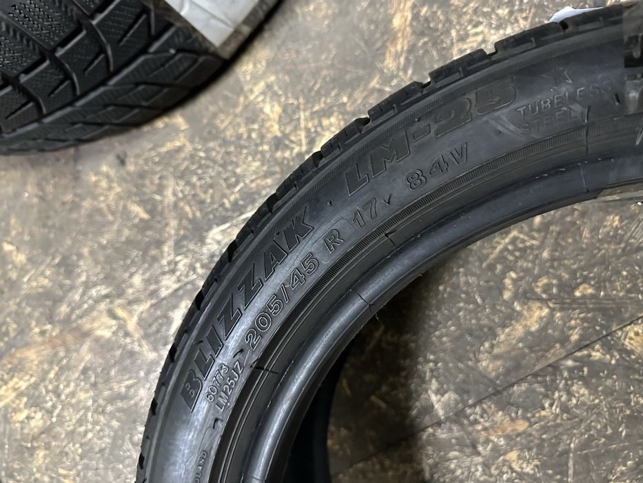 Vand 2 anvelope Bridgestone Blizzak LM-25 205/45r17