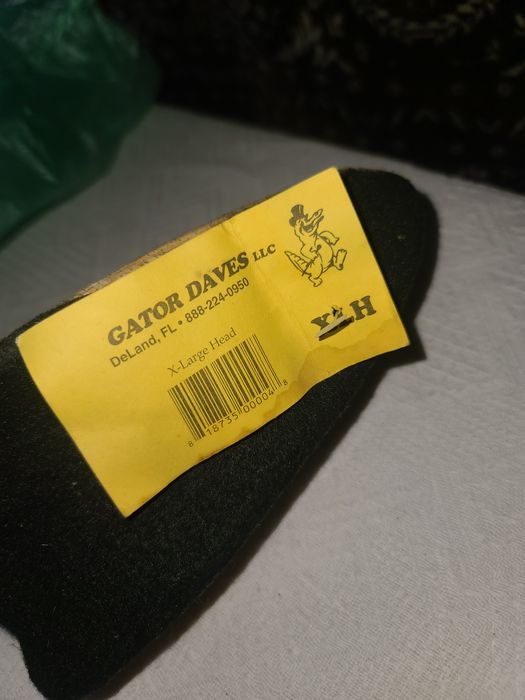 Чучело крокадила.