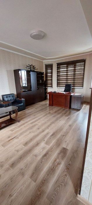 Сдам только под офис:Евроремонт,мебель вдоль дороги к ТЦ Food City.