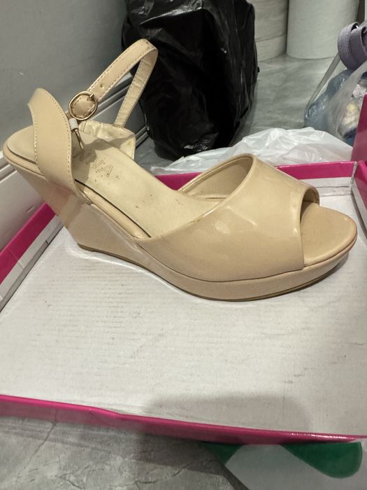 Отдам даром обувь