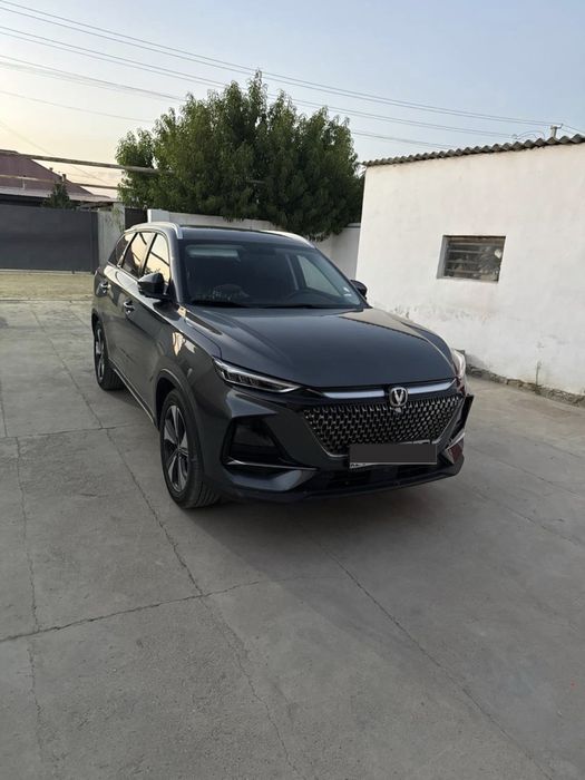 Автомабиль чанган 7 плюс.