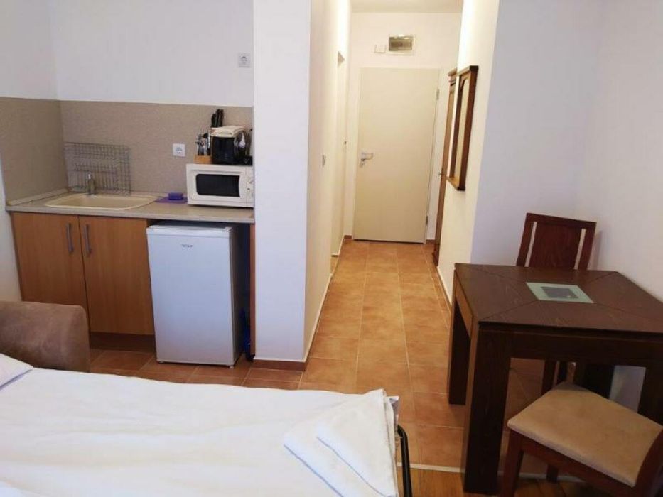 Под наем студио с изглед море и басейн на брега на морето