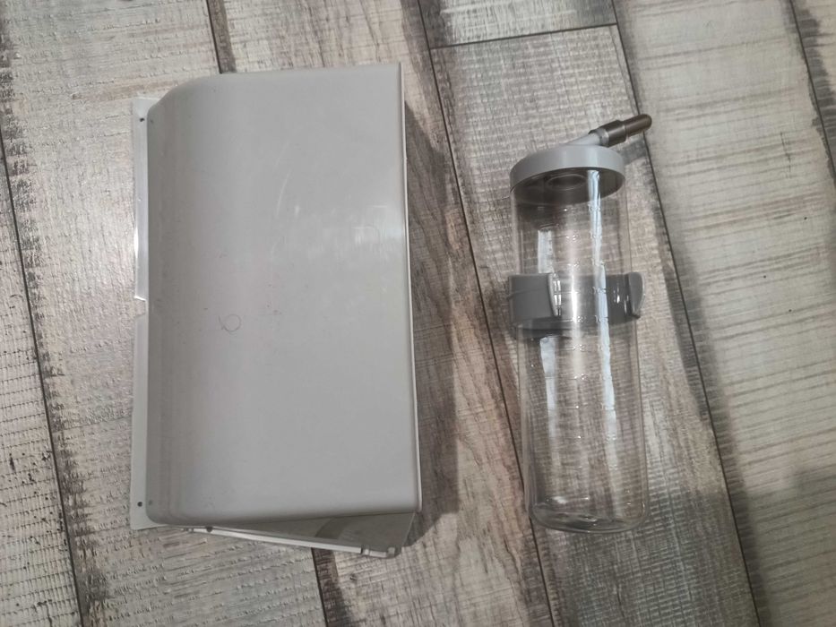 Продавам шешенце за вода и поставка за храна за домашен любимец