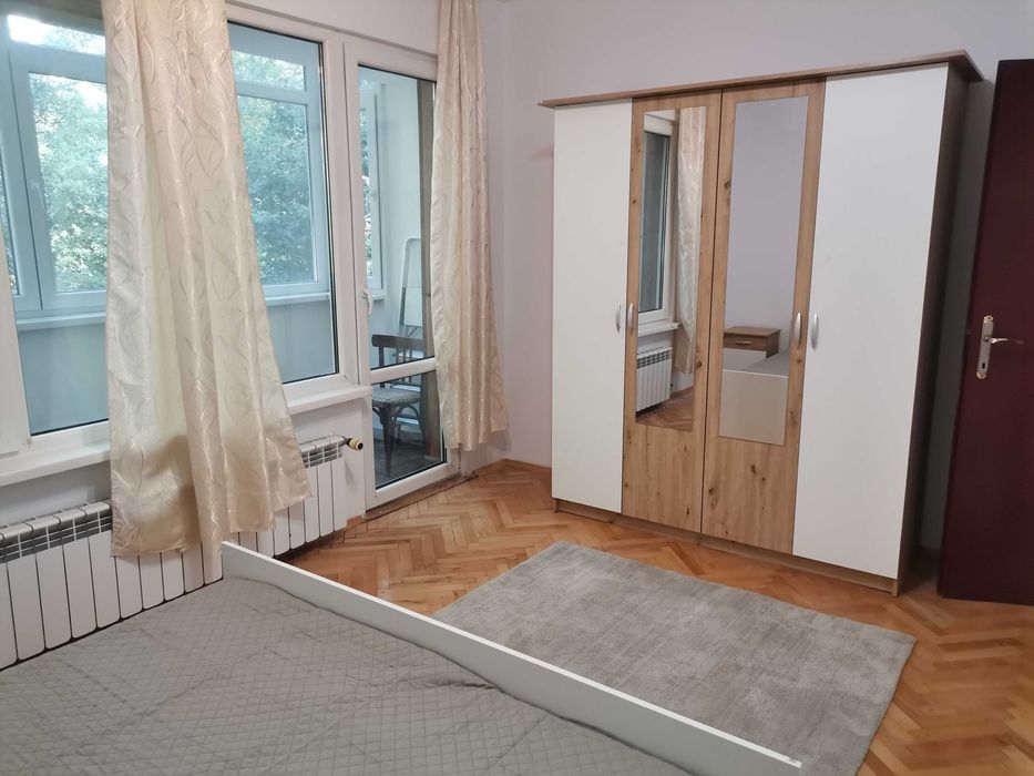 Предлага се просторен тристаен апартамент в кв. Хаджи Димитър под наем
