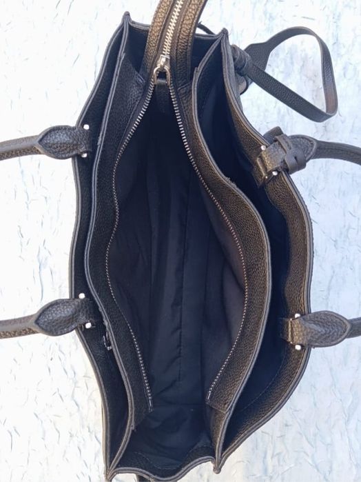 Vând geantă damă Calvin Klein.