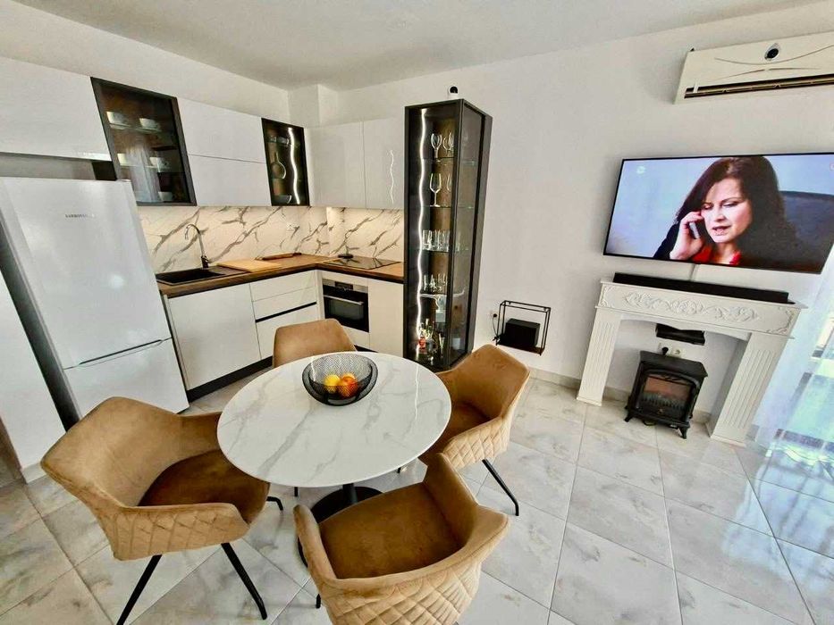 Просторен тристаен апартамент, Първа линия, Гледка море