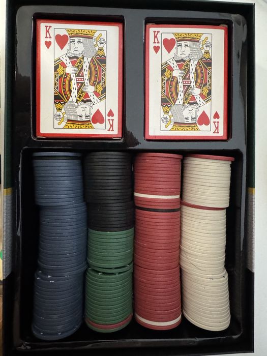 Set poker cu 2 pachete si jetoane