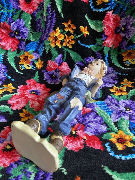 Фигурка девушки полистоун