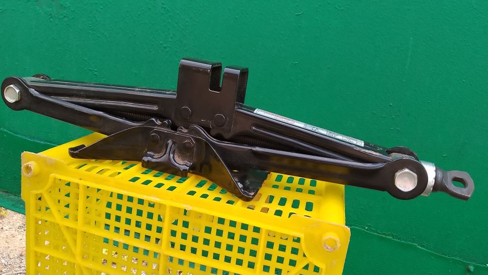 Домкрат автомобильный