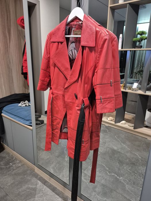 Продам женское кожаное  пальто.