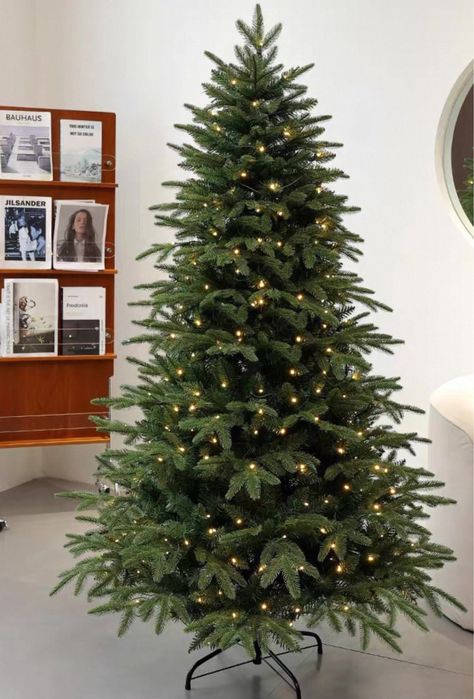 Продам елку . Высота 2.1