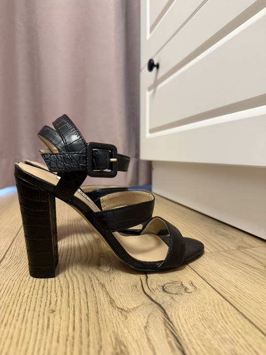 Нови оригинални токчета Guess