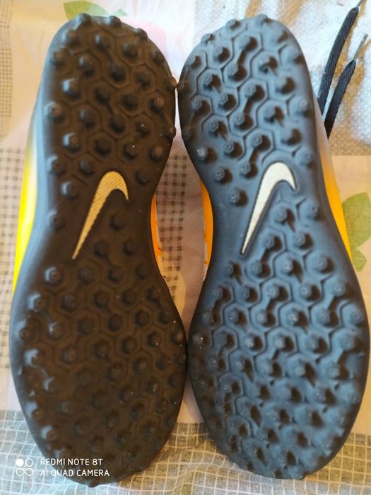 Обувки за футбол Nike.
