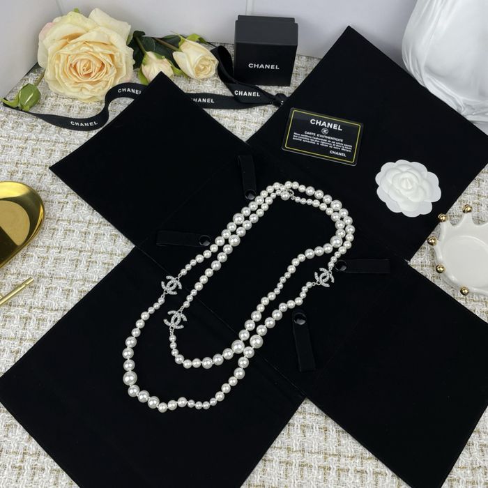 Colier Chanel cu perle artificiale si logo-ul emblematic CC-La comanda !