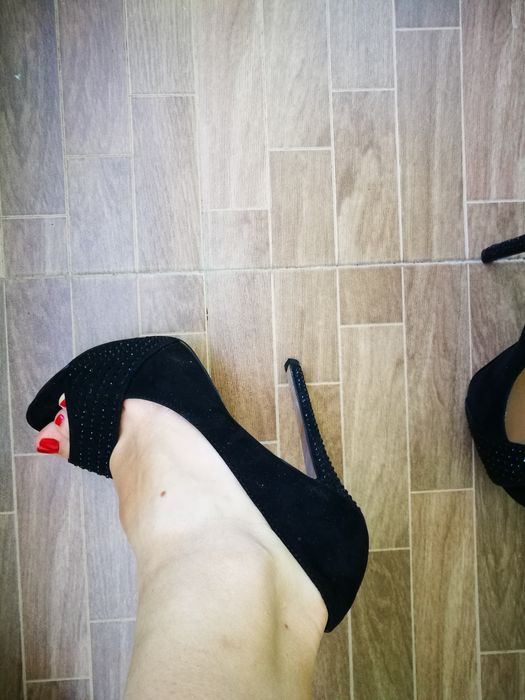 Обувки с черни камъни на ток Stradivarius