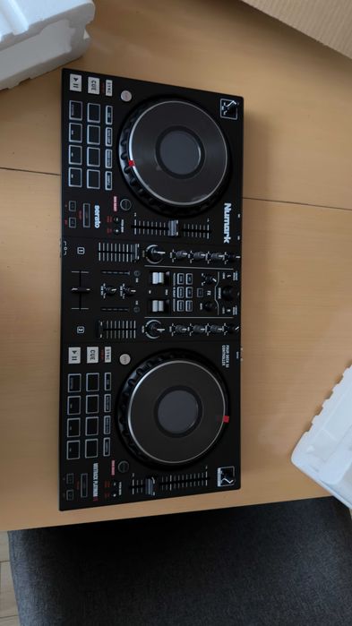 Numark Mixtrack Platinum FX DJ контролер