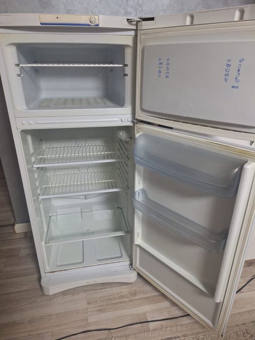 Холодильник рабочий , очень вместительный