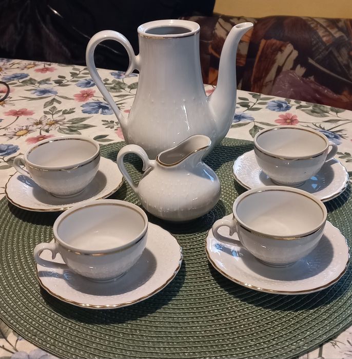 Непълен български порцеланов сервиз