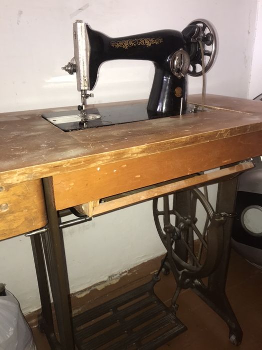 Швейная машинка (ножная)