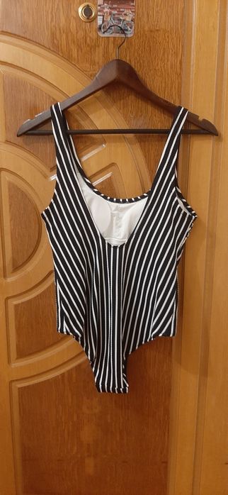 Costum de baie H&M întreg, M/40, negru cu dungi albe, elegant