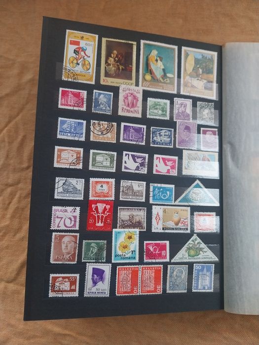 Clasor cu timbre vechi Românești și Străine de colecție.