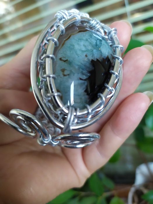 Ръчно изработени гривни от естествени кристали и бижутерска тел.