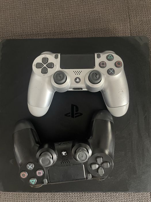 Ps4 cu 2 manete si 5 jocuri la alegere
