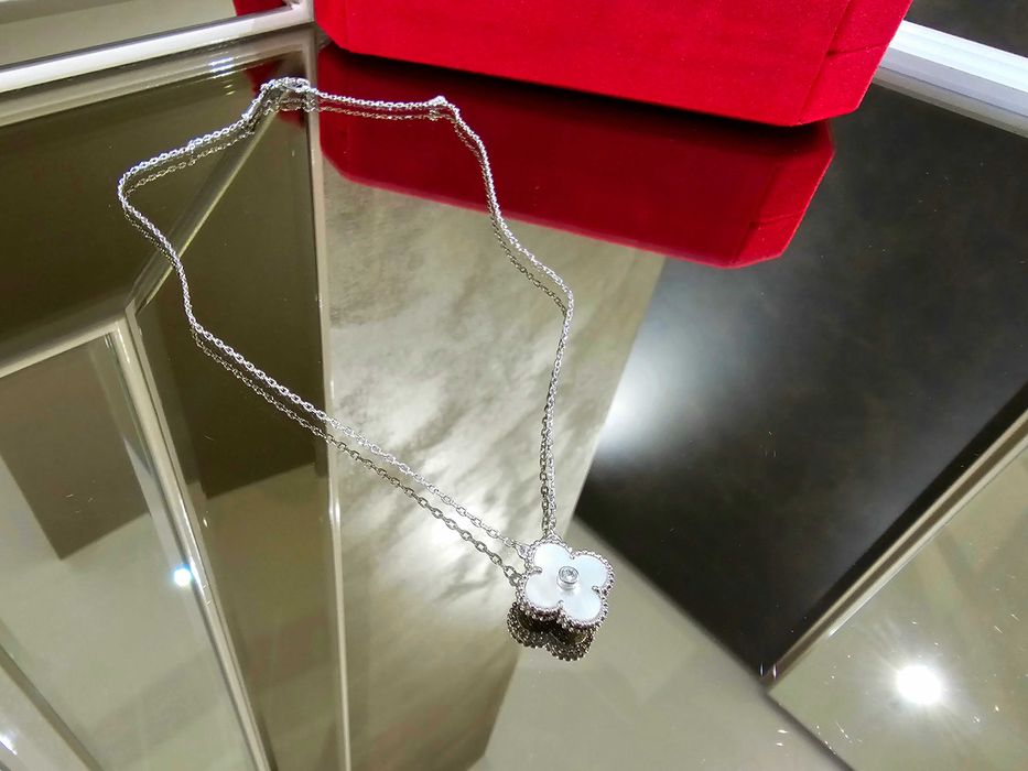 Van Cleef & Arpels VCA Silver Mother Pearl Diamond Clover Дамско Колие