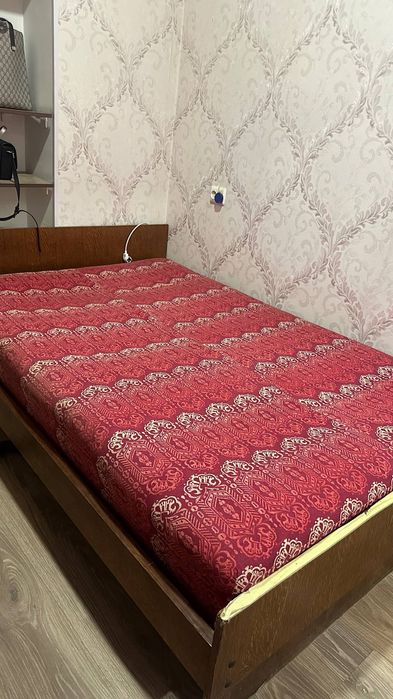 Кровать в достаточно хорошем состоянии