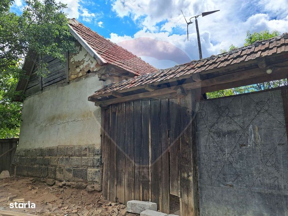 Casă batraneasca Laz comuna Dezna,teren 2800 mp teren
