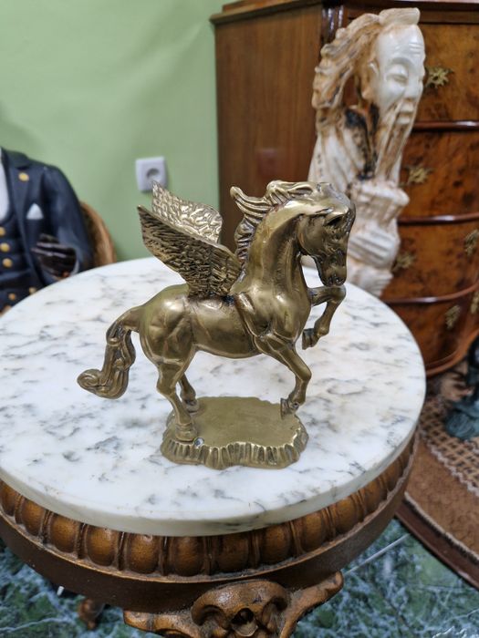 Фигура Англия бронзова статуетка погасяване кон