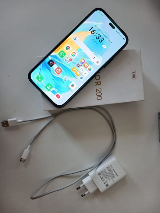Продается телефон Honor 200