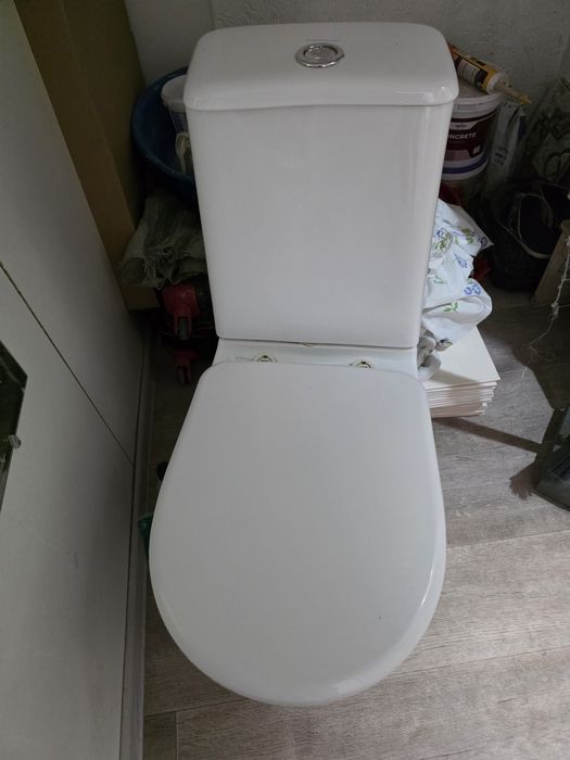 Унитаз, полотонцесущитель