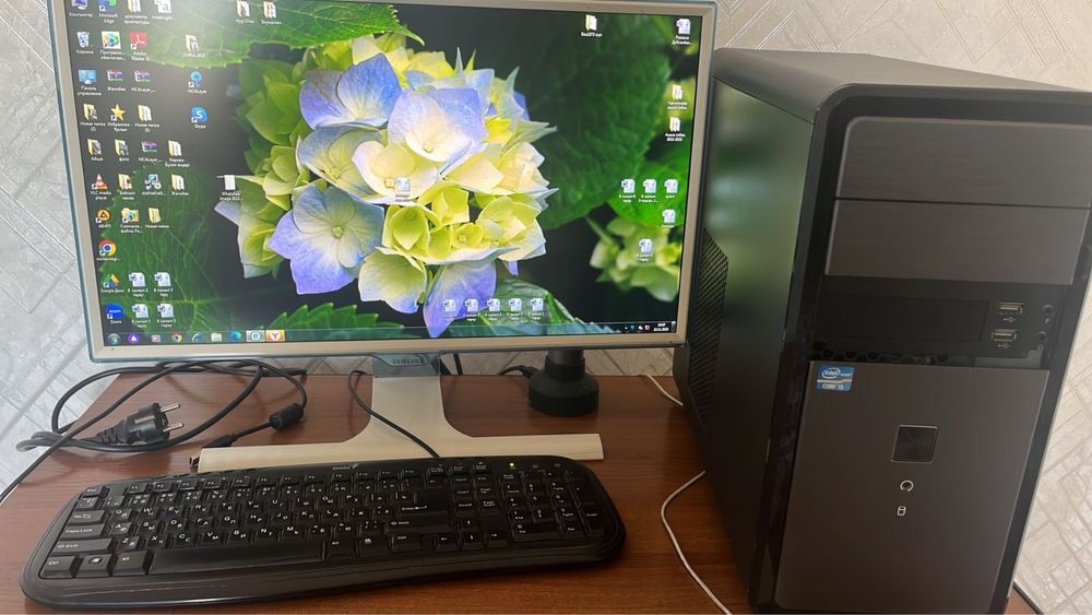 Настольный компьютер с принтером