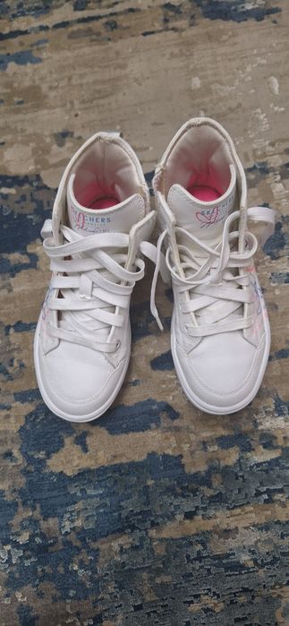 Adidași skechers fata