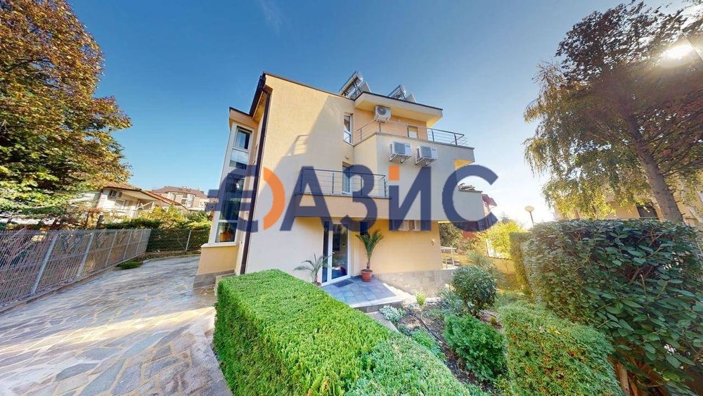 Голяма многоетажна къща във вилна зона Зора, Слънчев Бряг, България,