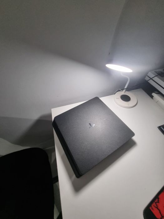 Vând ps 4 slim , 2 manete +3 jocuri