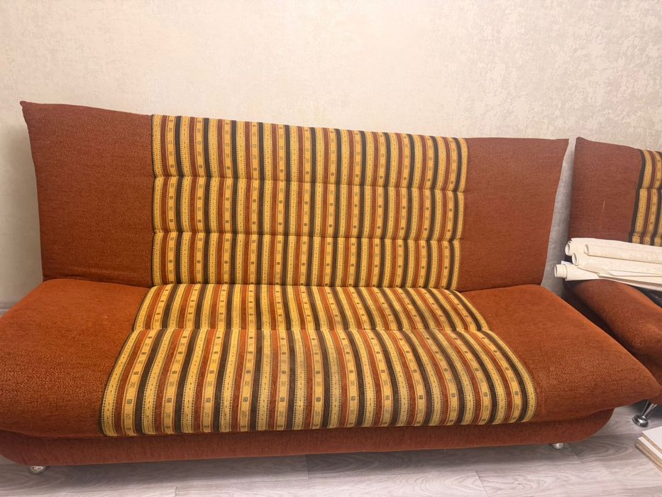 Диван б/у в нормальным состоянии. Самовывоз