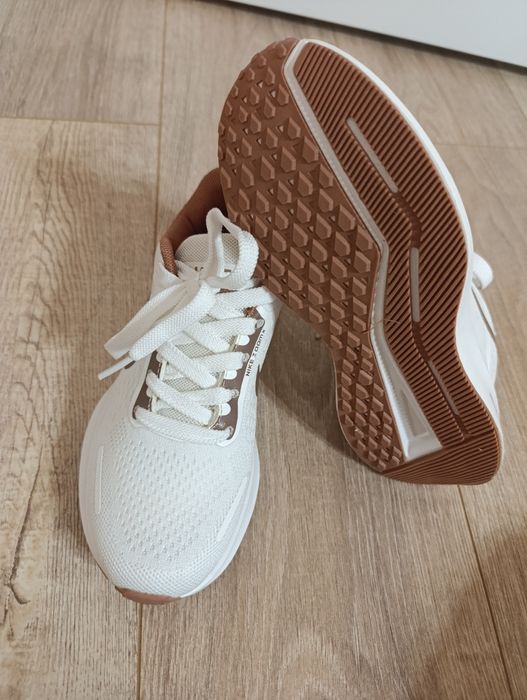 Продам кроссовки для девочек