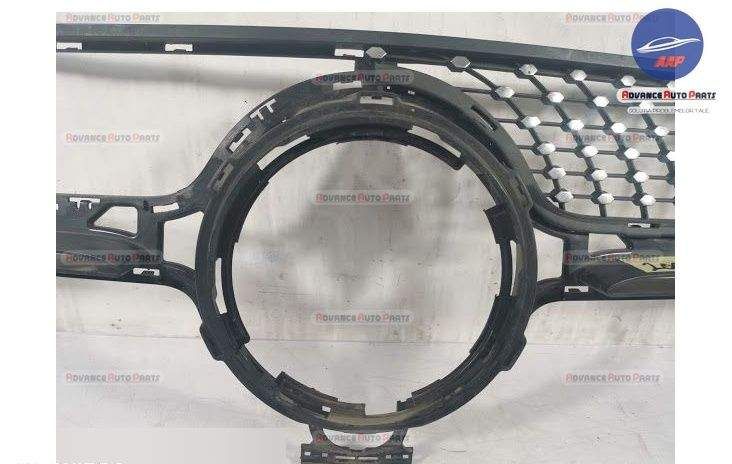 Централна решетка за предна броня, оригинална, включваща пчелна пита д