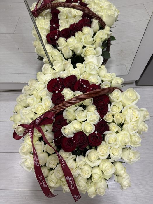 101 белые розы , букет с буквой