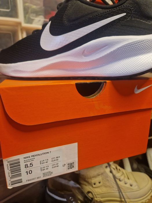 Nike 42 Revolution 7