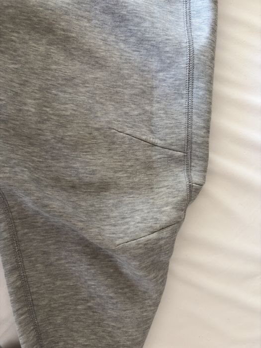 Pantaloni Nike Tech gri M originali
