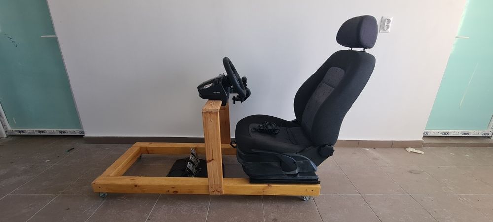 Vând volan gaming logitech g923  cu suport și un monitor