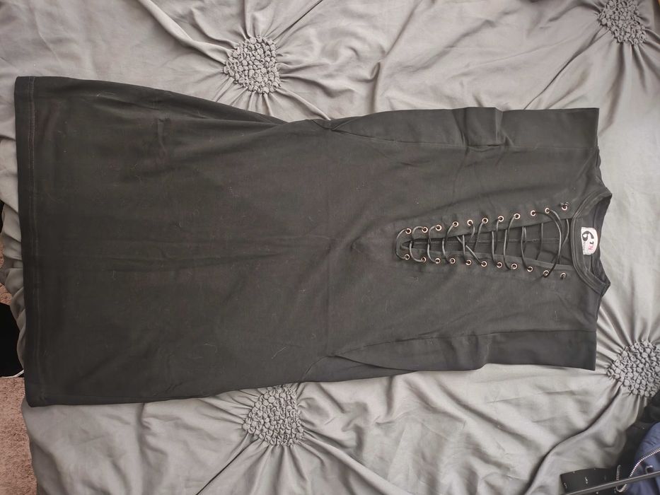 Две рокли едната с блестящи елементи, другата е мини