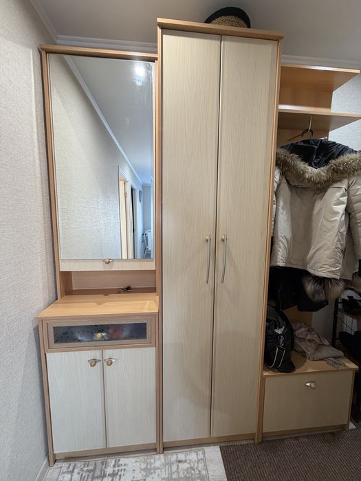 Продам прихожую в корридор