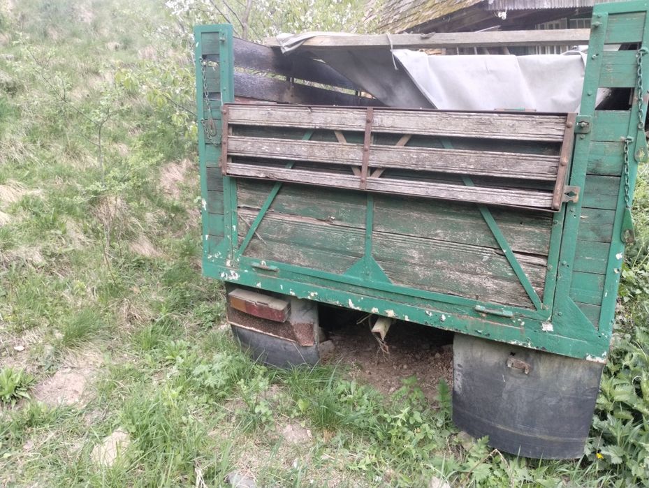 Vând remorca tractor