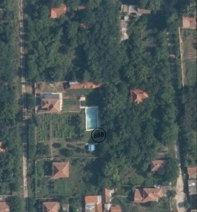 Двуетажна тухлена къща с басейн