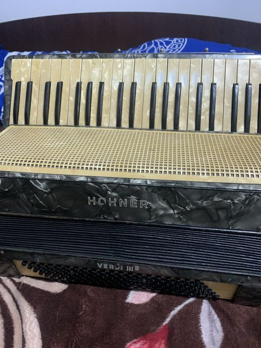 Acordeon Hohner cu 120 de basi in sita