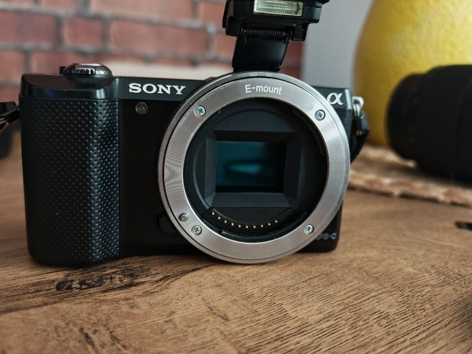 Sony Alpha A5000 + obiectiv Sony 28-70mm OSS + accesorii